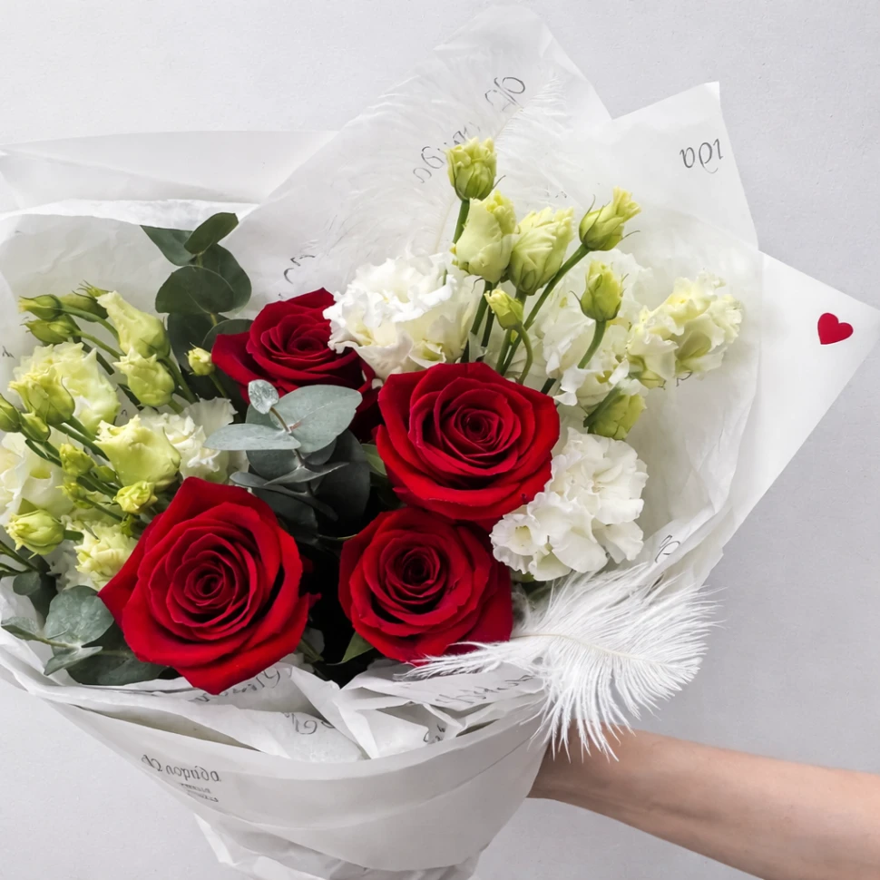 Букет из роз, эустом и эвкалипт