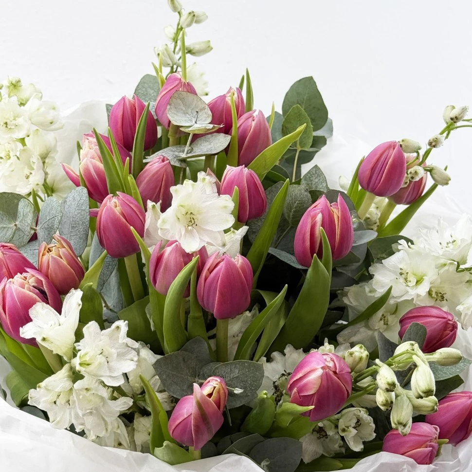 Букет из тюльпанов и дельфиниума