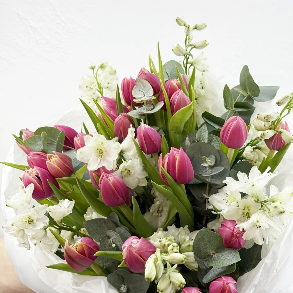 Букет из тюльпанов и дельфиниума