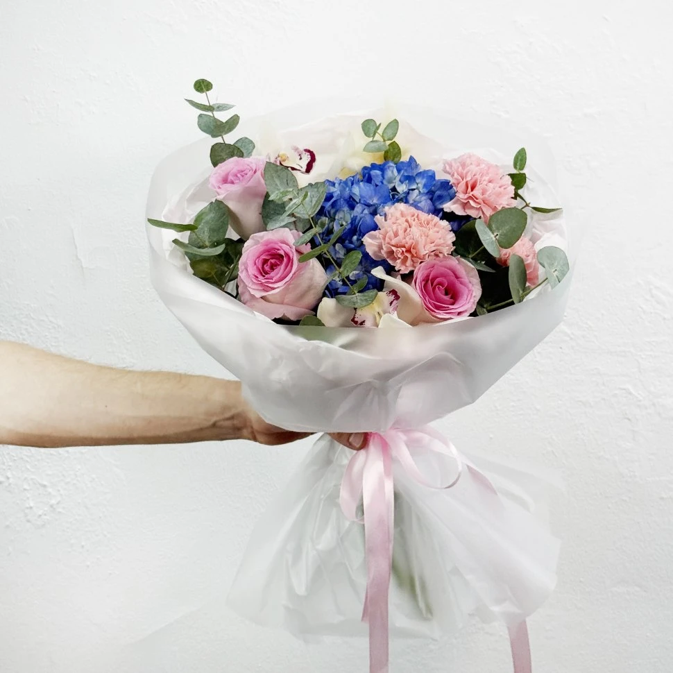Сборный букет с розами, гортензией и гвоздиками