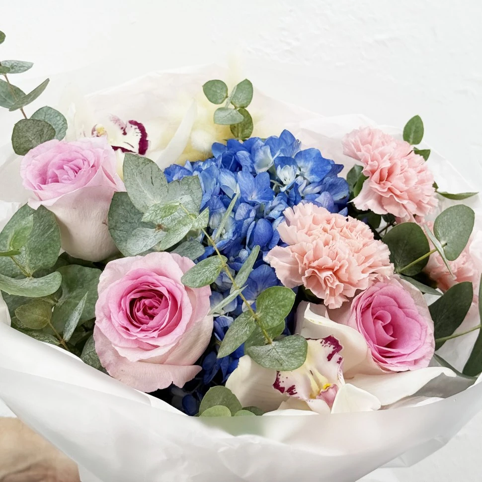 Сборный букет с розами, гортензией и гвоздиками