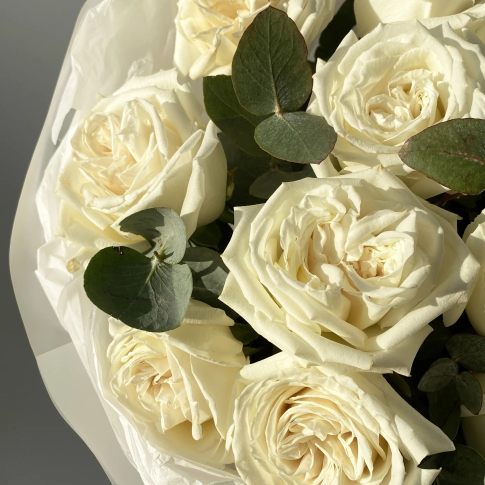 Букет из 21 розы и эвкалипта