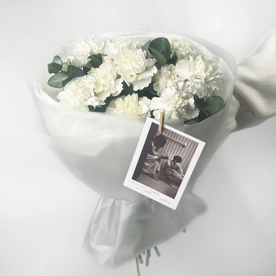 Букет из белых гвоздик и эвкалипта
