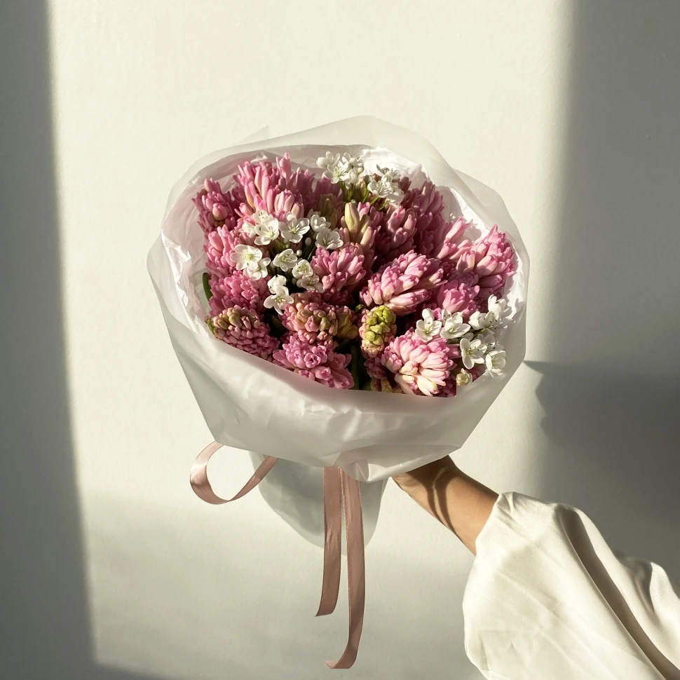 Букет из гиацинтов и аллиума