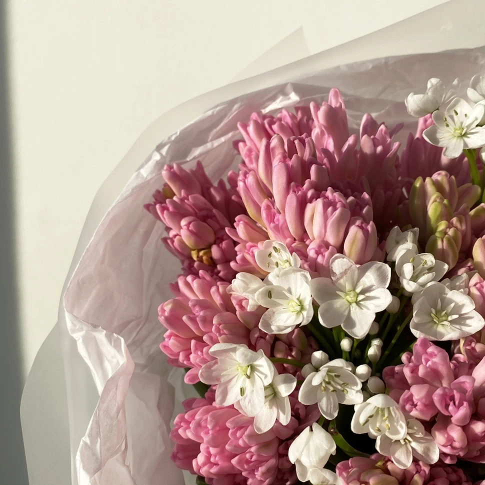 Букет из гиацинтов и аллиума