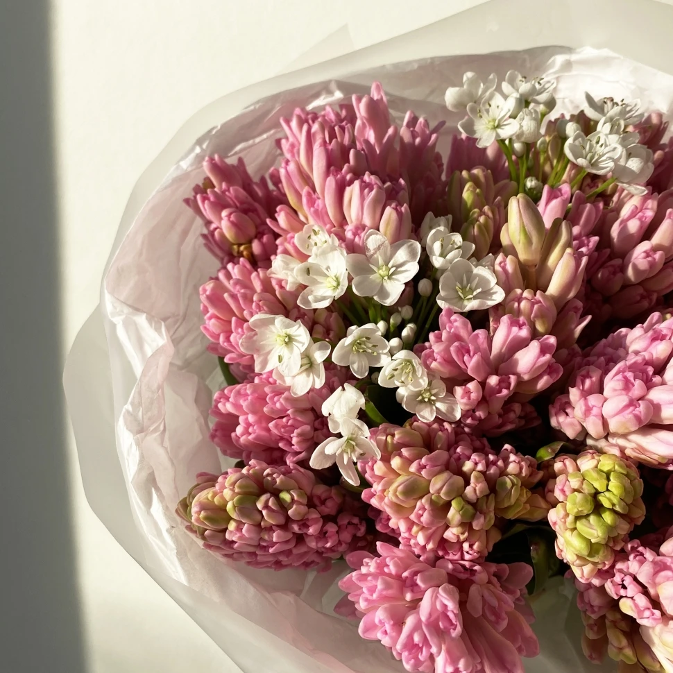 Букет из гиацинтов и аллиума