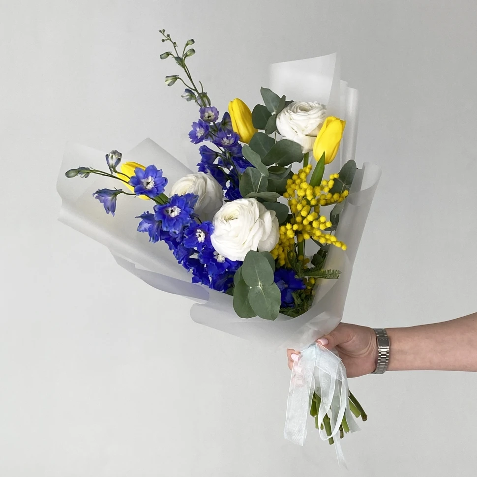 Букет из дельфиниума, ранункулюсов и тюльпанов