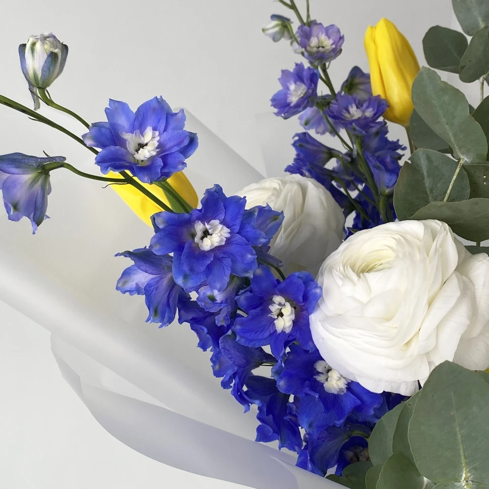 Букет из дельфиниума, ранункулюсов и тюльпанов