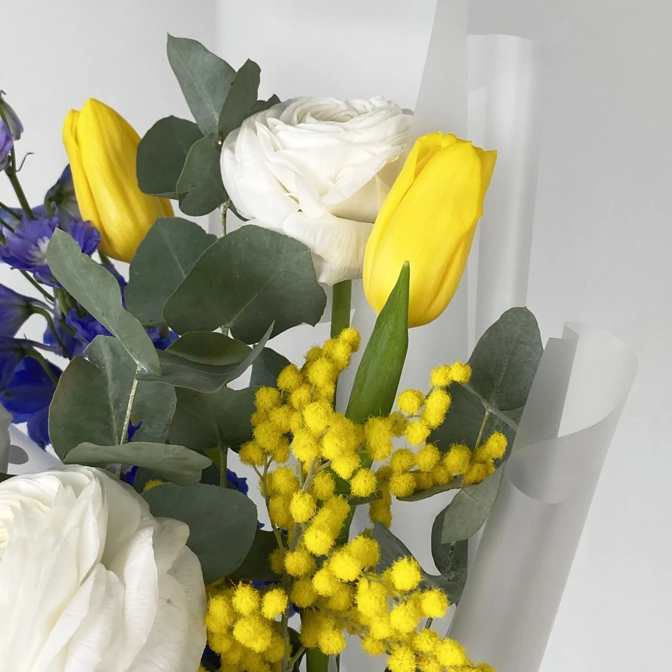 Букет из дельфиниума, ранункулюсов и тюльпанов