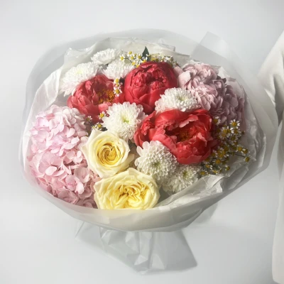 Букет из пионов, роза и гортензии