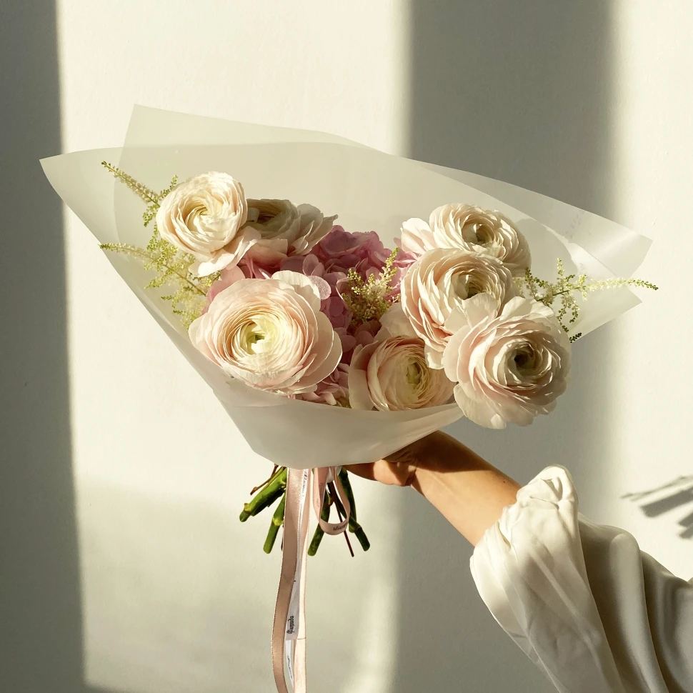 Букет из ранункулюсов, гортензий и астильбы