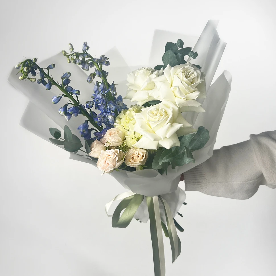 Букет из роз, гортензии и дельфиниума