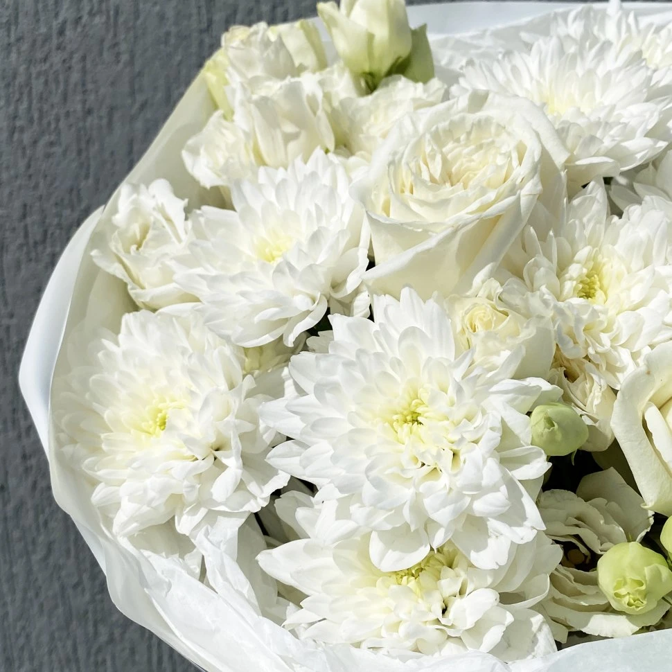 Букет из роз, эустом и хризантем