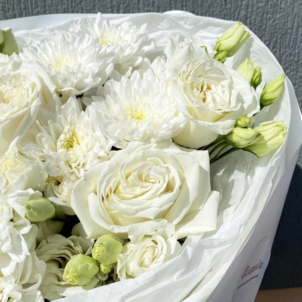 Букет из роз, эустом и хризантем