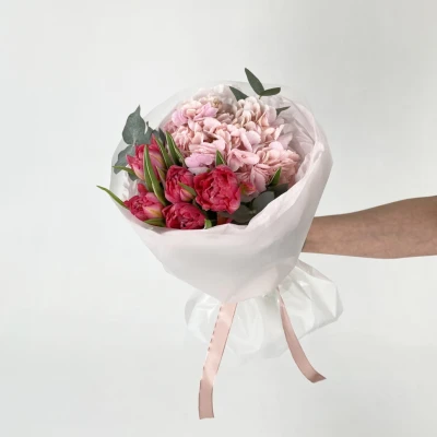 Букет из тюльпанов и гортензии