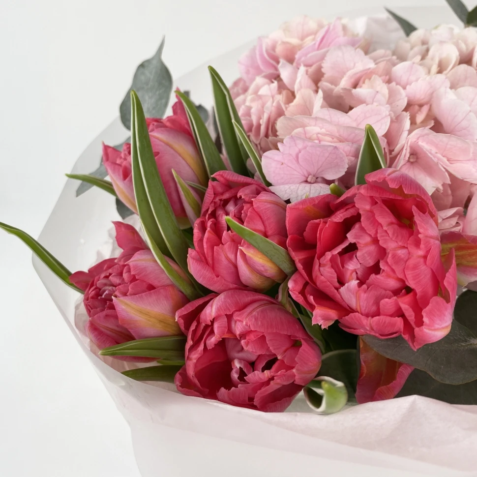 Букет из тюльпанов и гортензии