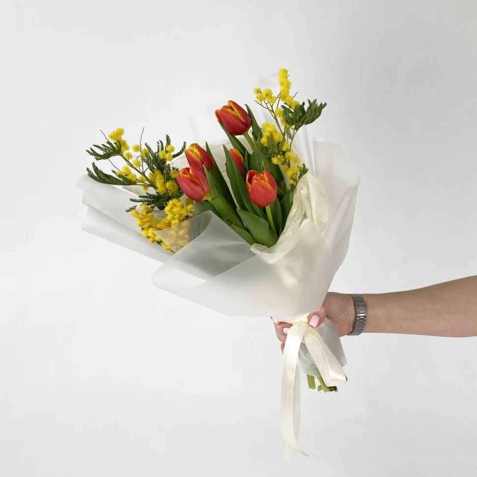Букет из тюльпанов и мимозы