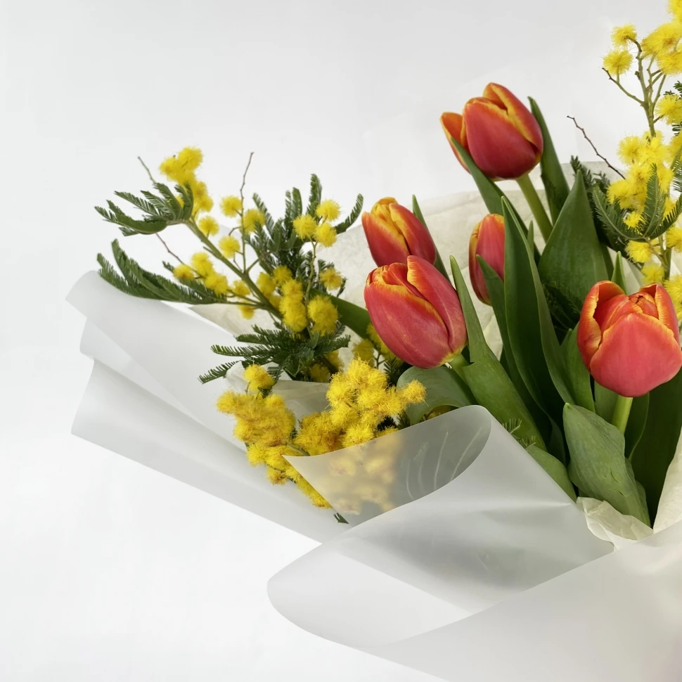 Букет из тюльпанов и мимозы