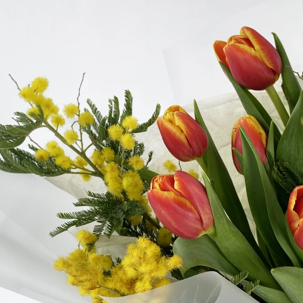 Букет из тюльпанов и мимозы