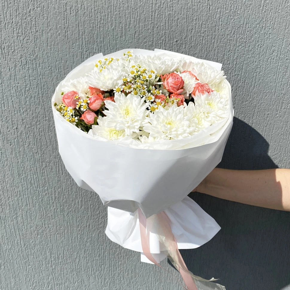 Букет из хризантем кустовых, роз кустовых и танацетума