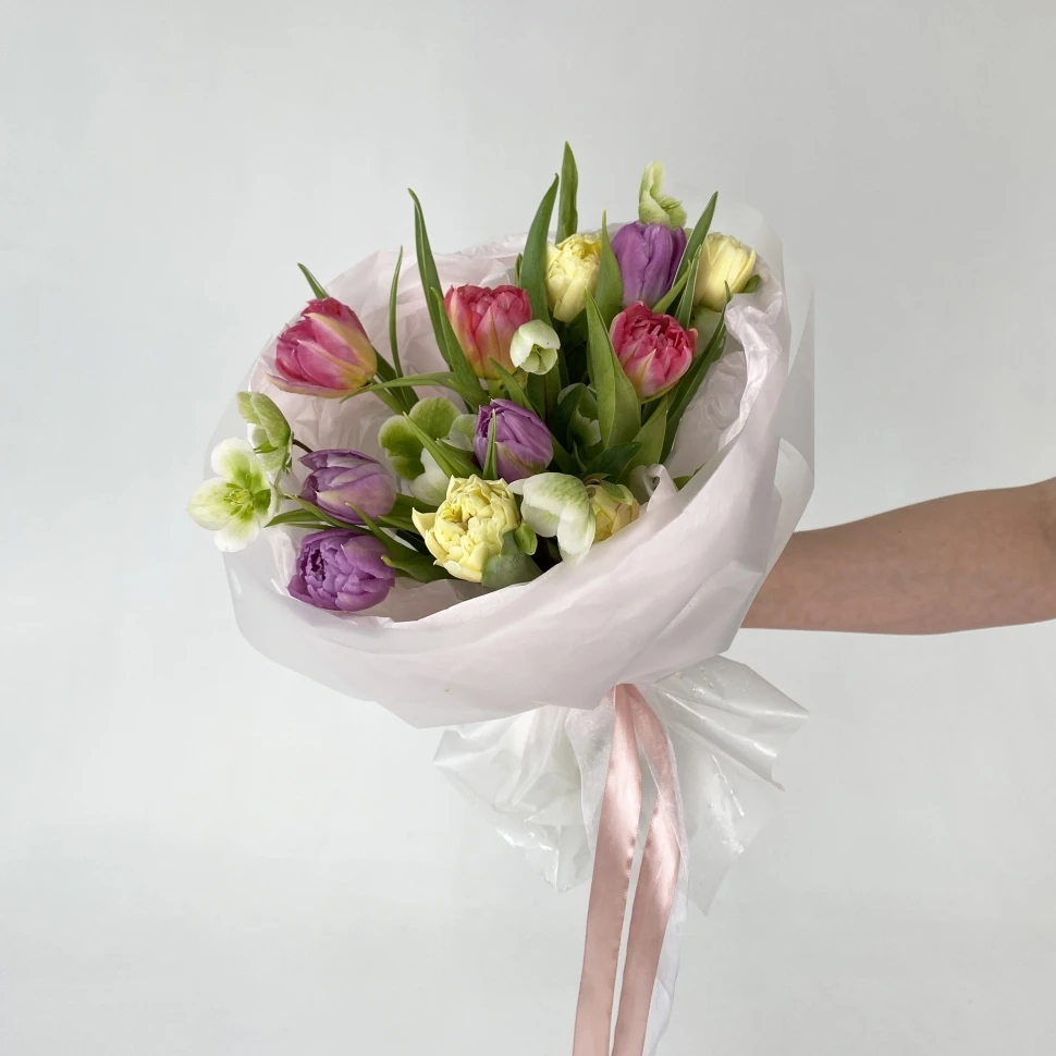 Букет с 11 тюльпанами и хелеборусом