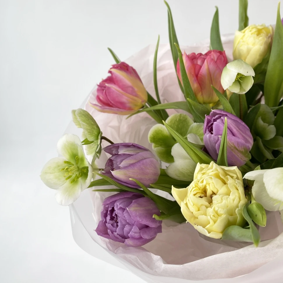 Букет с 11 тюльпанами и хелеборусом