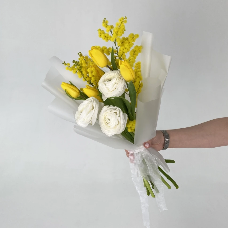 Букет с мимозой и ранункулюсом