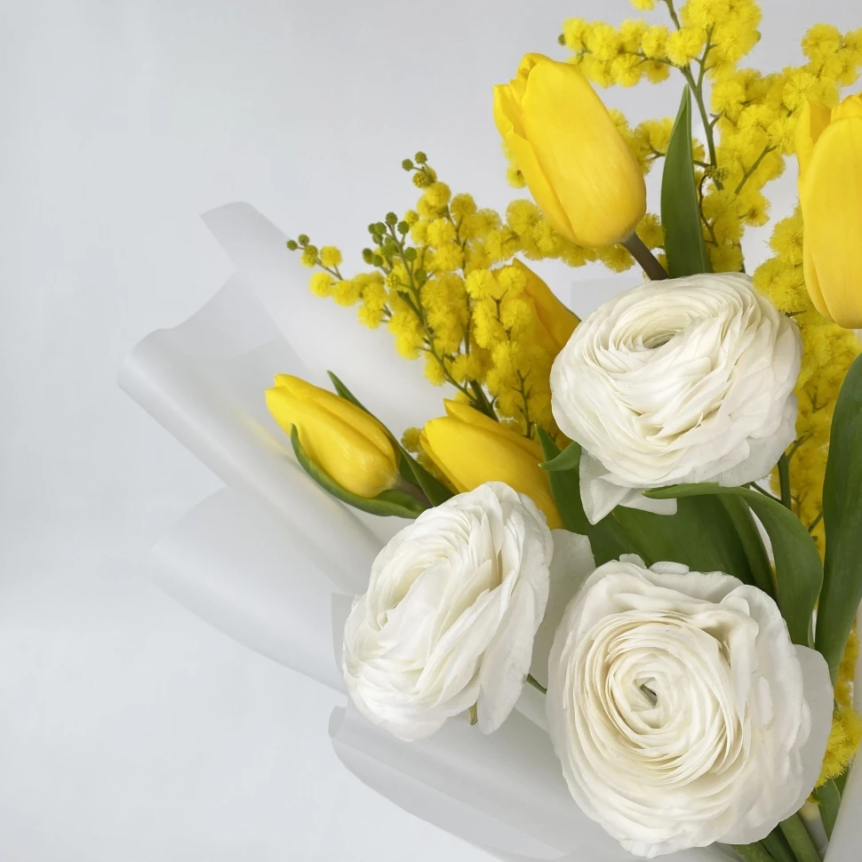 Букет с мимозой и ранункулюсом