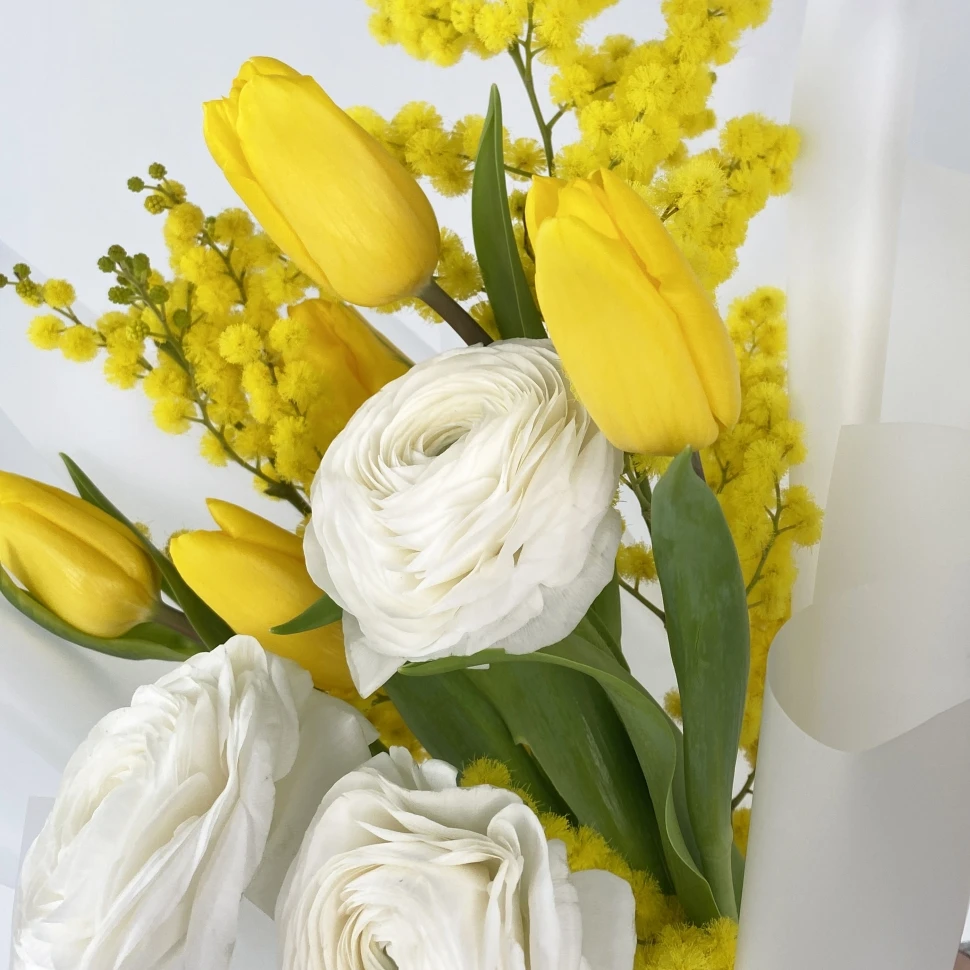 Букет с мимозой и ранункулюсом