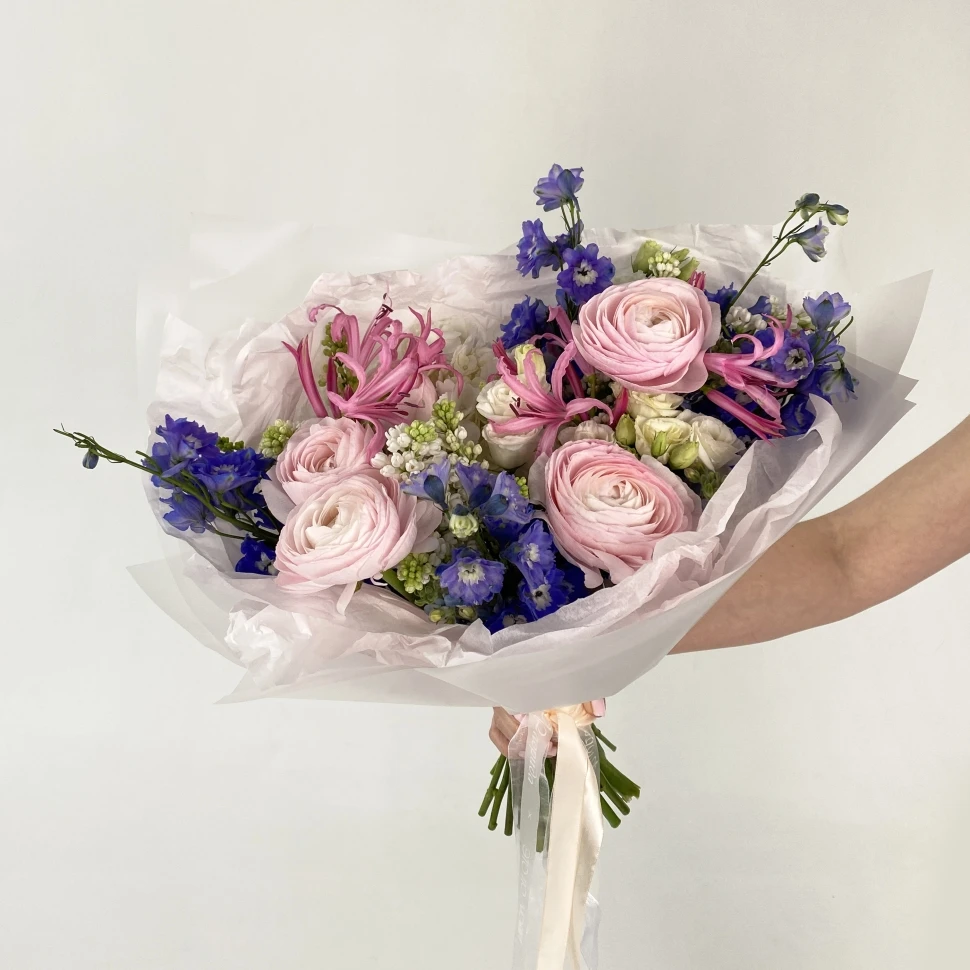 Букет с ранункулюсами, дельфиниумом, эустомой