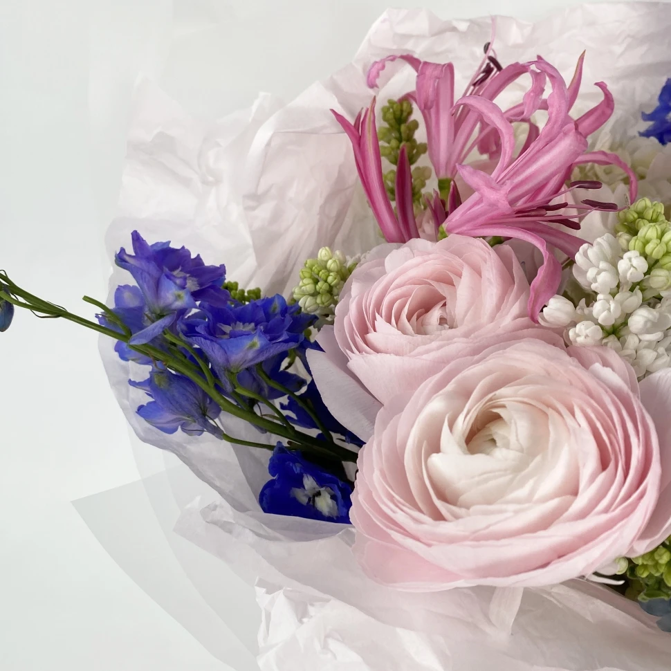 Букет с ранункулюсами, дельфиниумом, эустомой