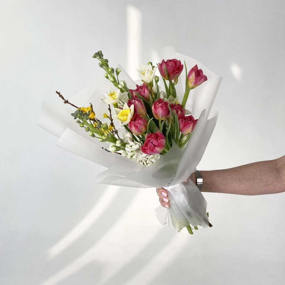 Букет с тюльпанами и нарцисами