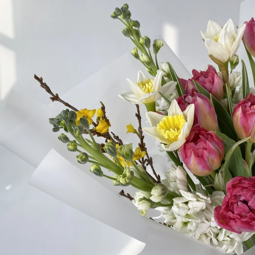 Букет с тюльпанами и нарцисами