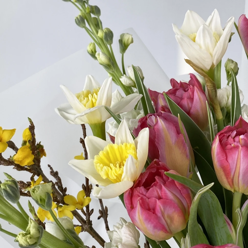 Букет с тюльпанами и нарцисами