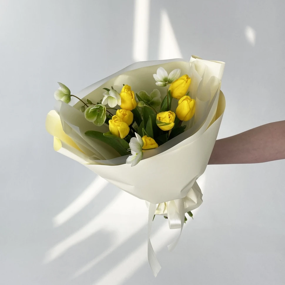 Букет с тюльпанами и хелеборусом
