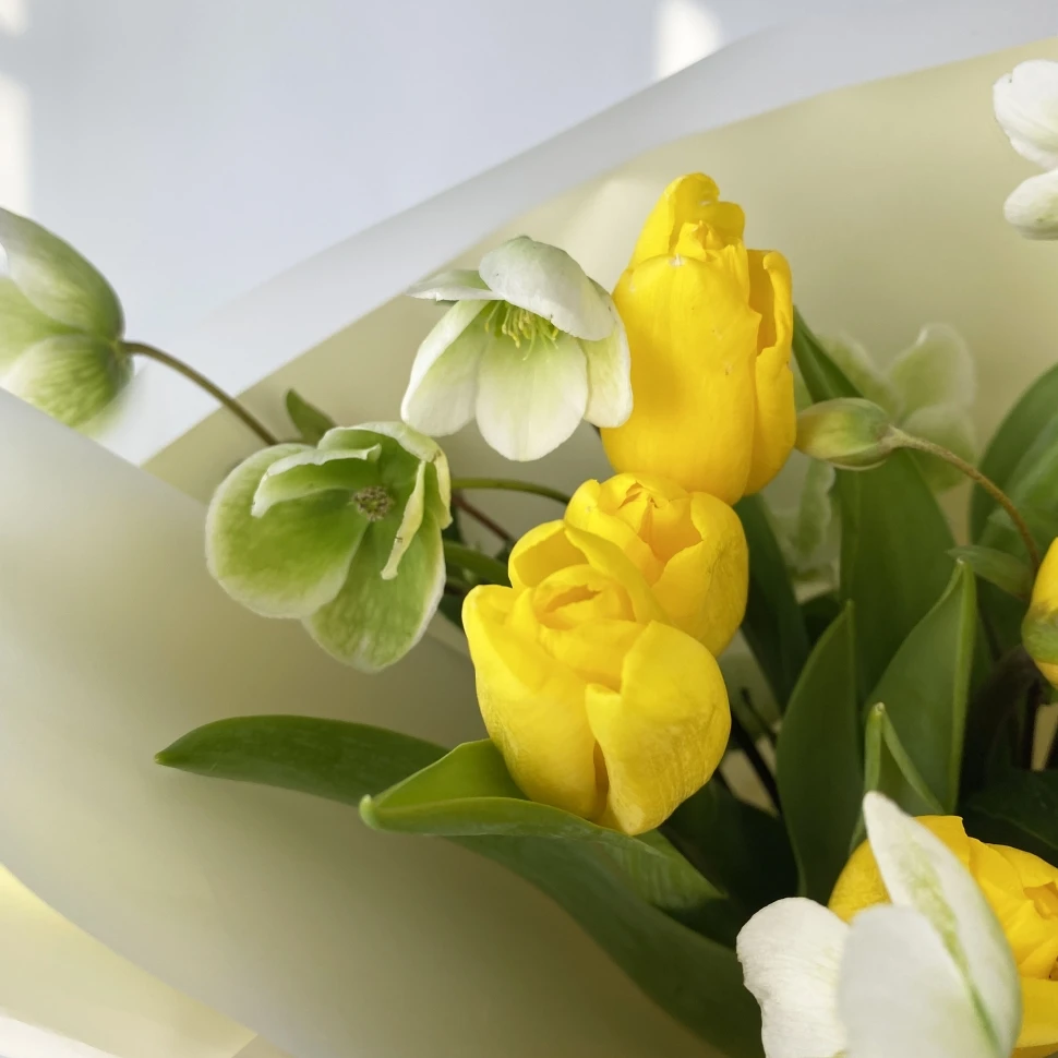 Букет с тюльпанами и хелеборусом