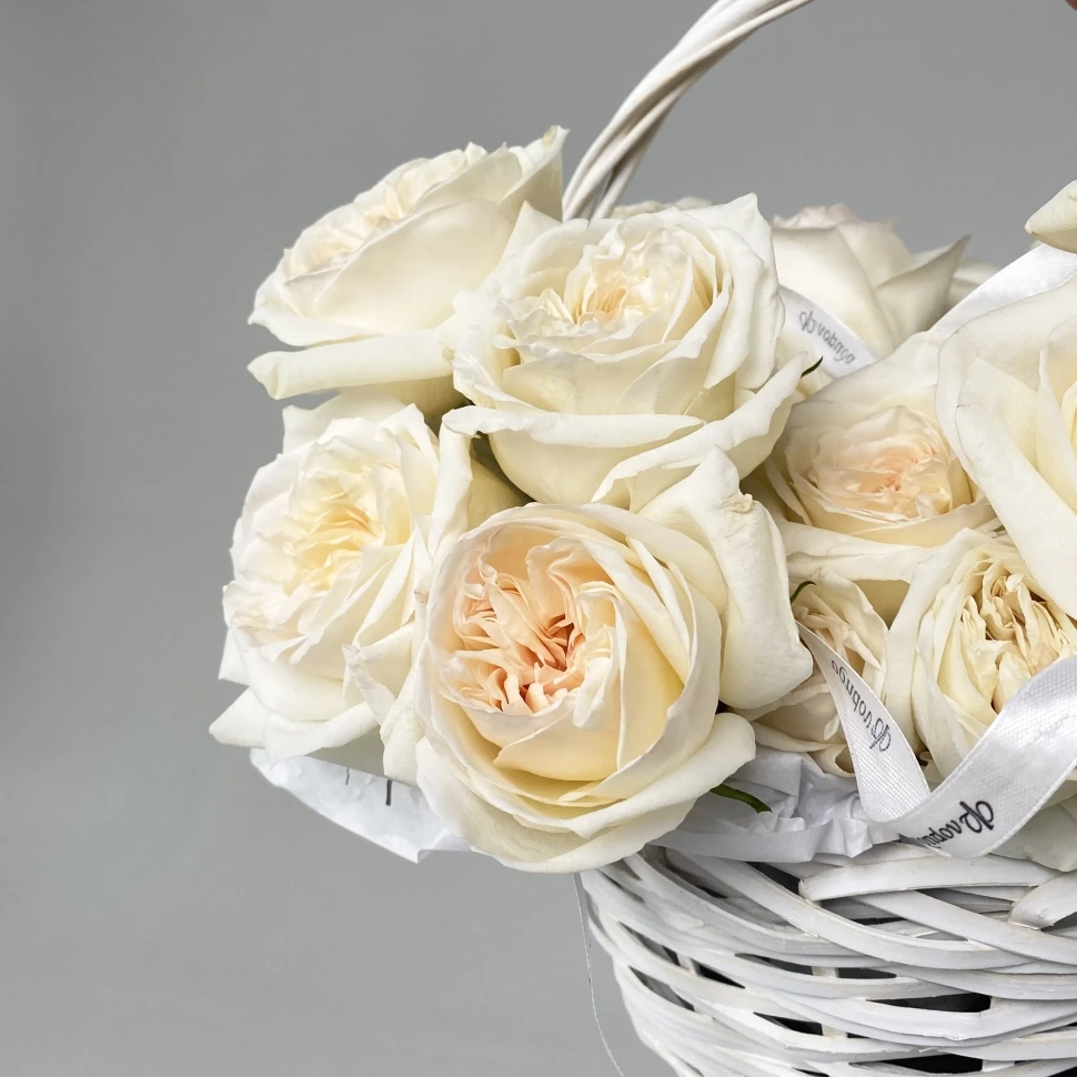 Корзина с 25 розами