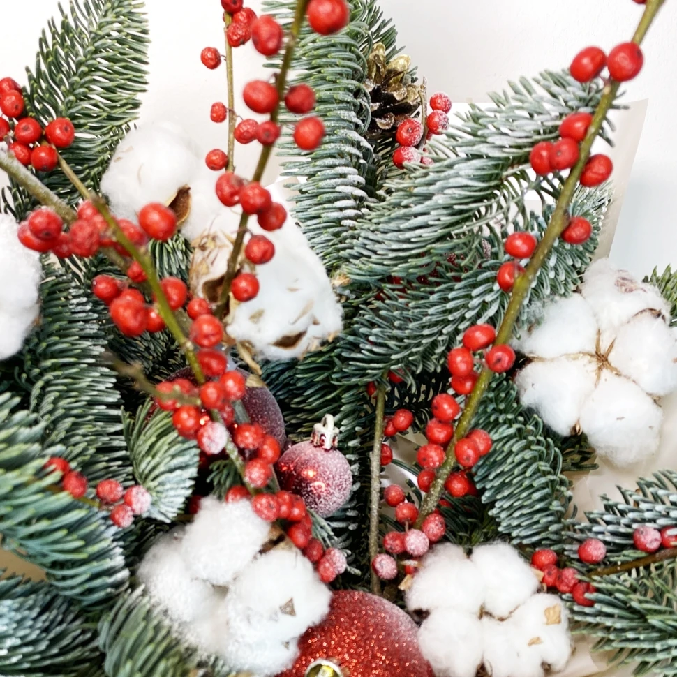 Новогодний букет с хлопком и илексом