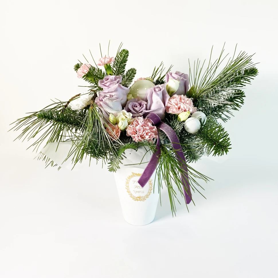 Новогодняя композиция из нобилиса, гвоздики и розы