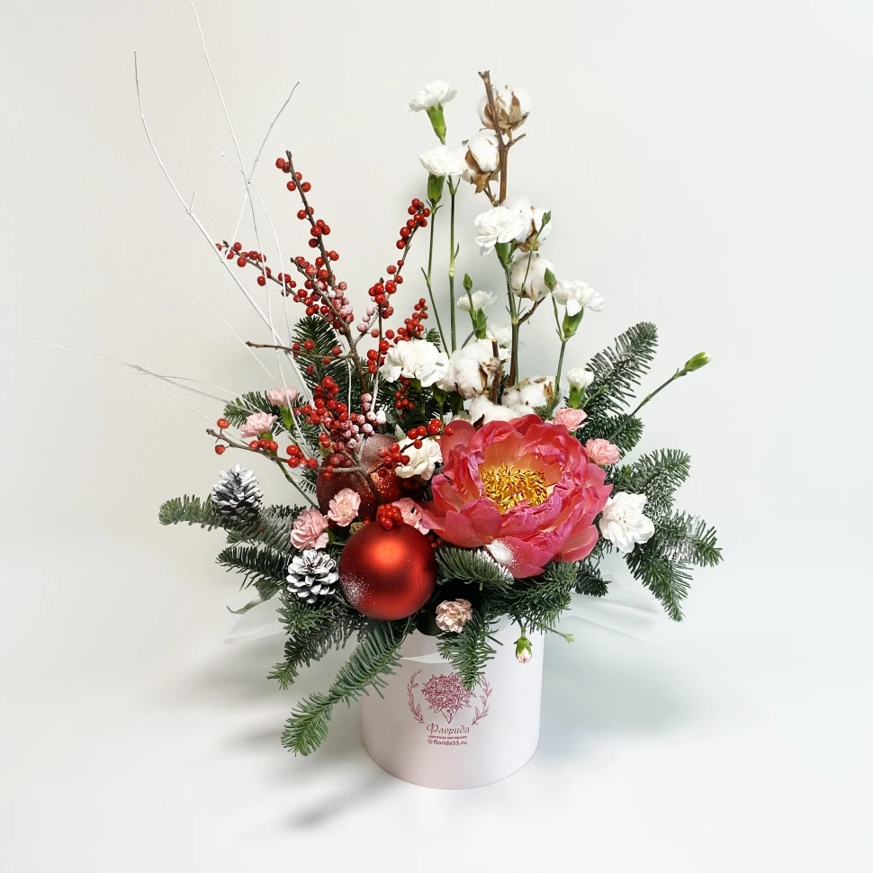 Новогодняя композиция с пионом, илексом и гвоздикой