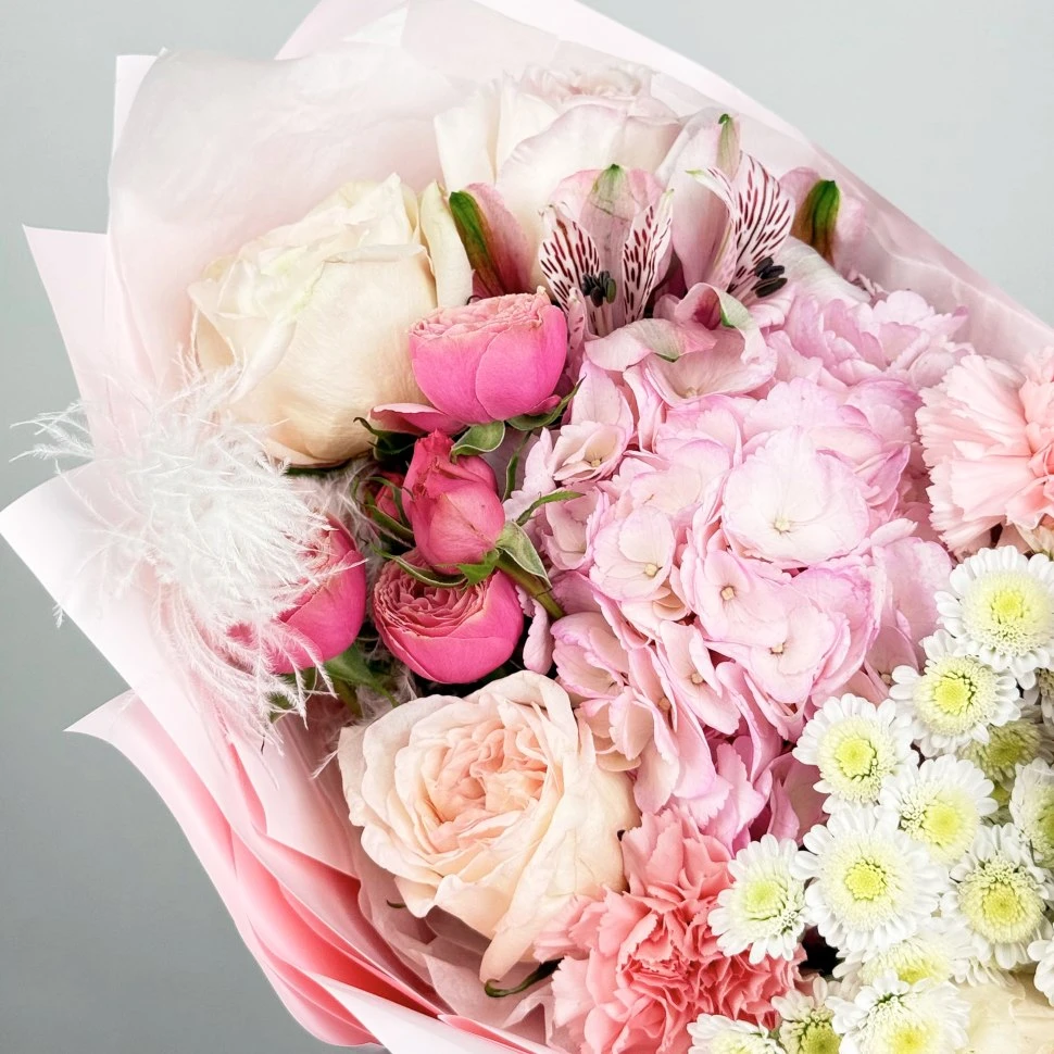 Букет гортензий, гвоздик, роз