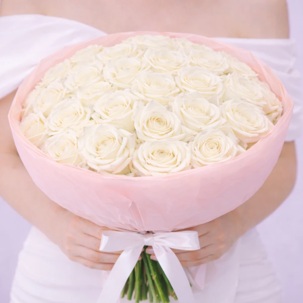 Букет из 25 белых сортовых роз в оформлении