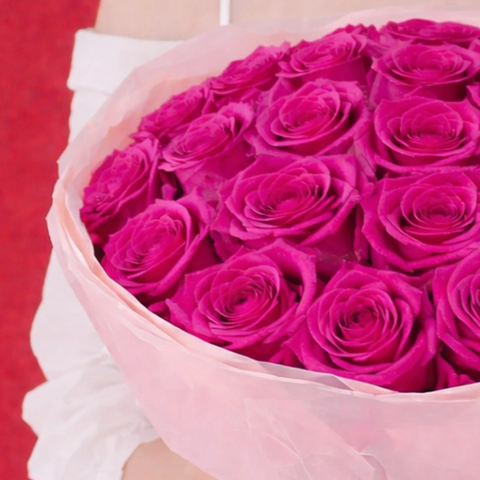 Букет из 25 ярко-розовых сортовых роз с оформлением