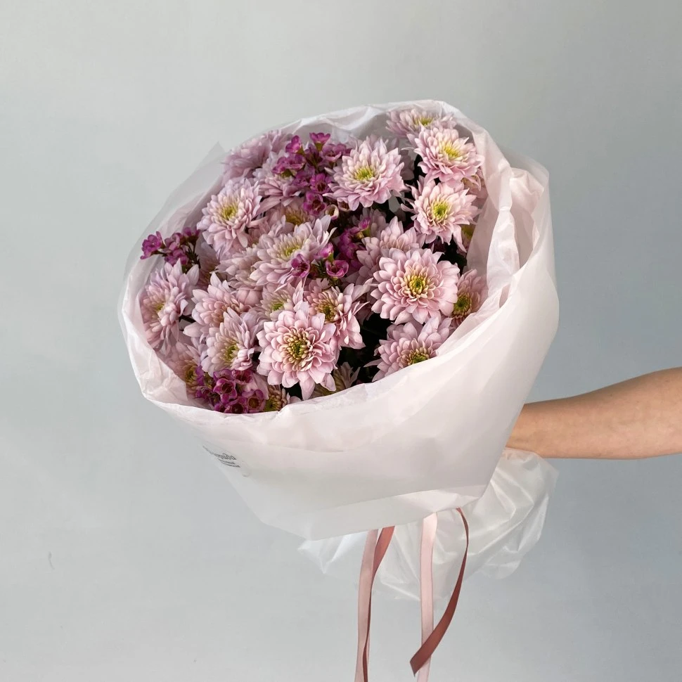 Букет из 5 хризантем и хамелациума