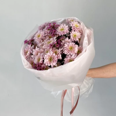 Букет из 5 хризантем и хамелациума