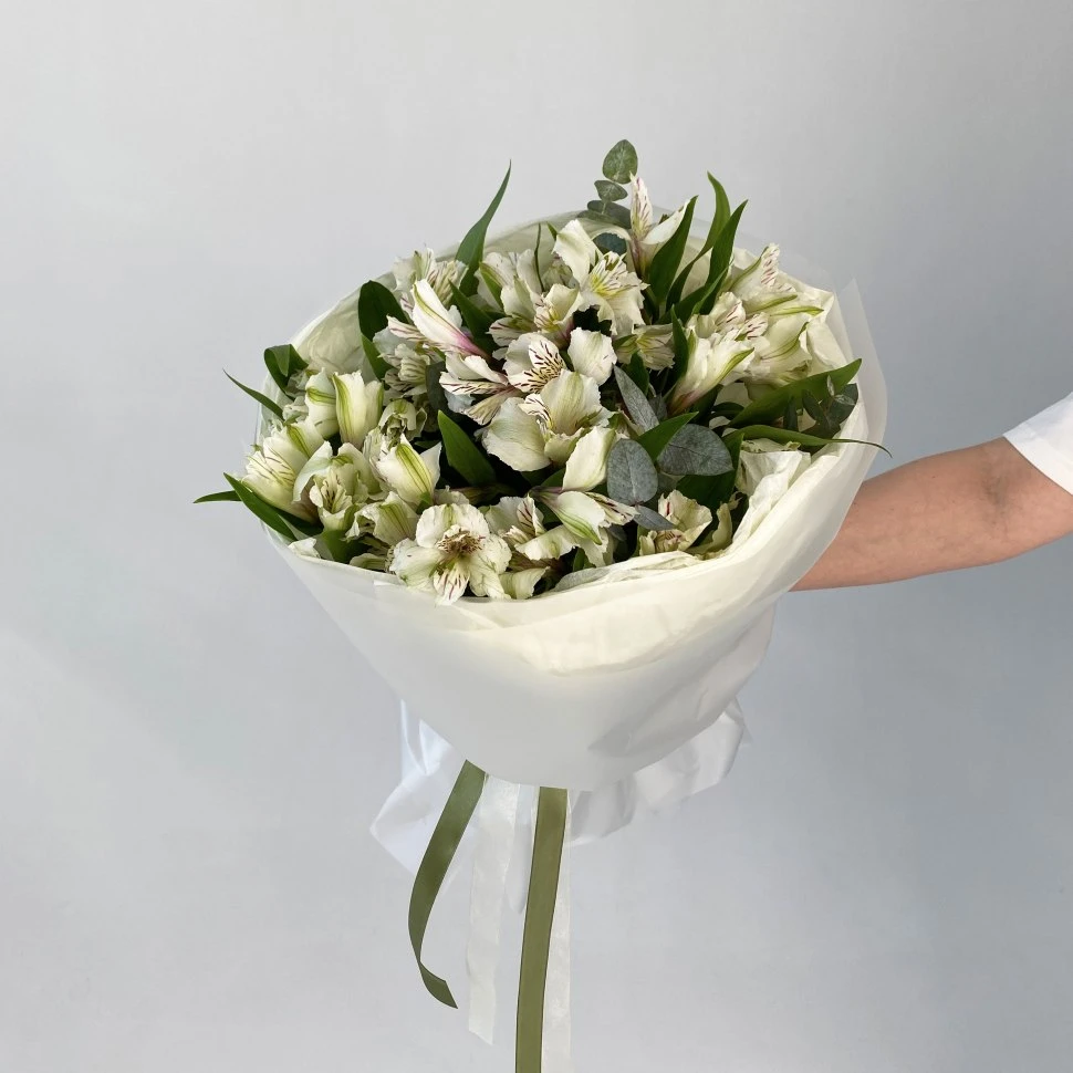 Букет из 9 альстромерий и эвкалипта