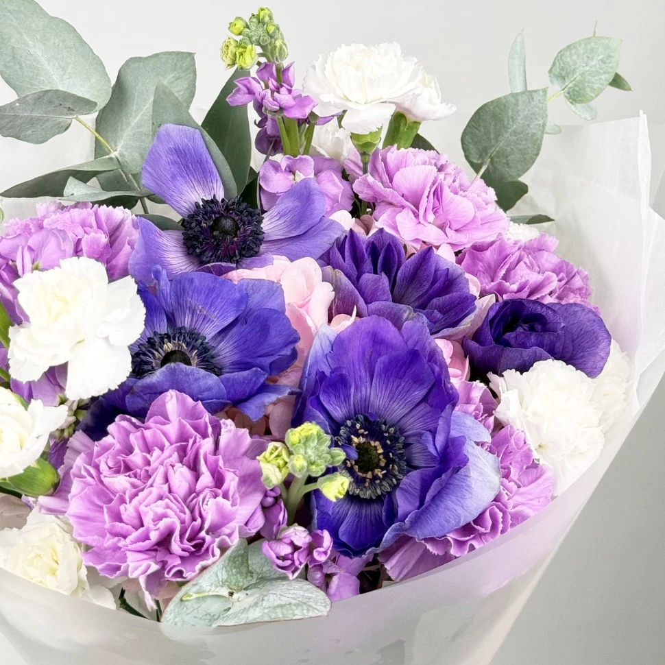 Букет из анемонов, гортензий, гвоздик, маттиол