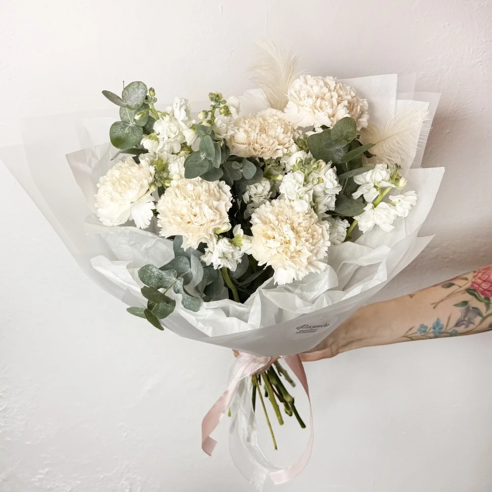 Букет из гвоздик, маттиол и эвкалипта