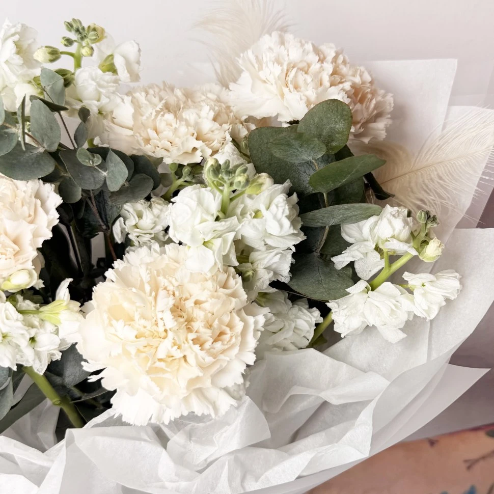 Букет из гвоздик, маттиол и эвкалипта