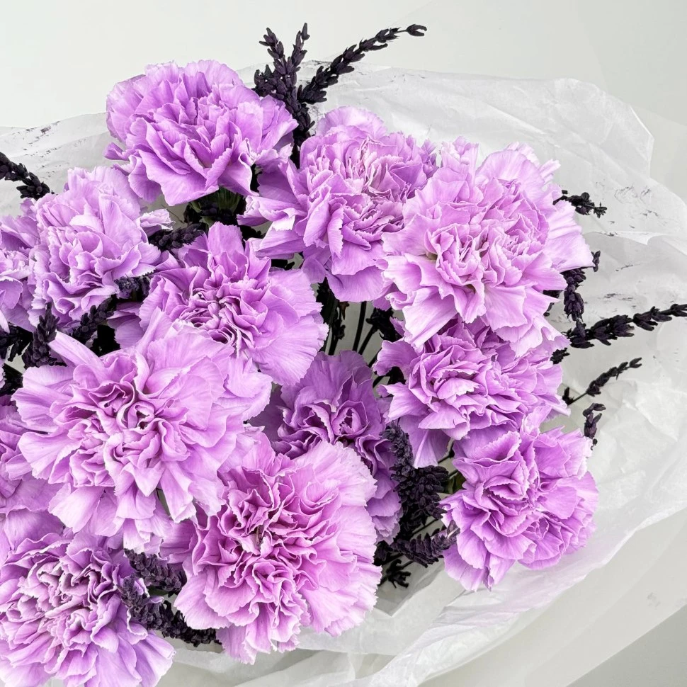 Букет из гвоздики и лаванды